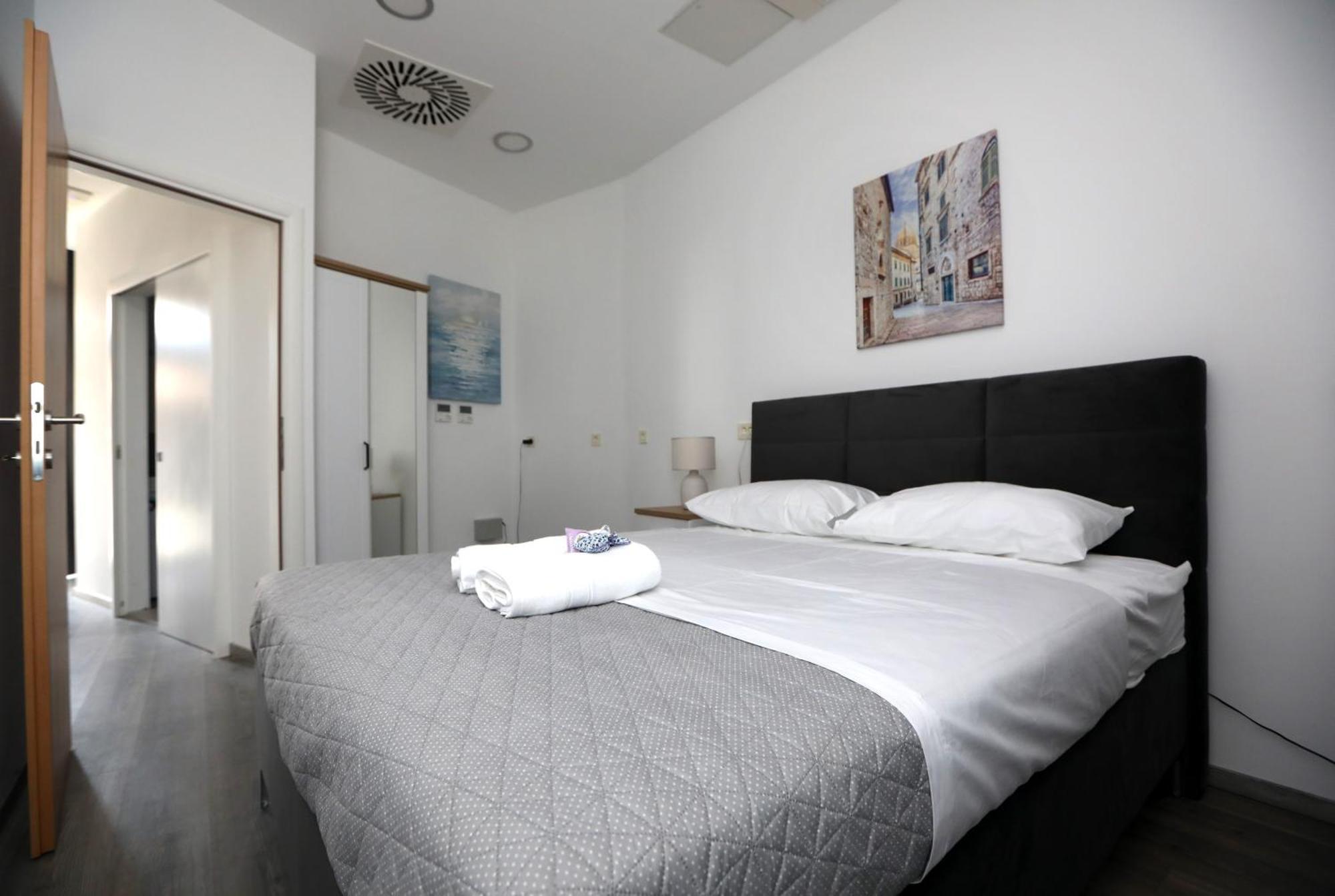 D R Apartments Sibenik Bagian luar foto