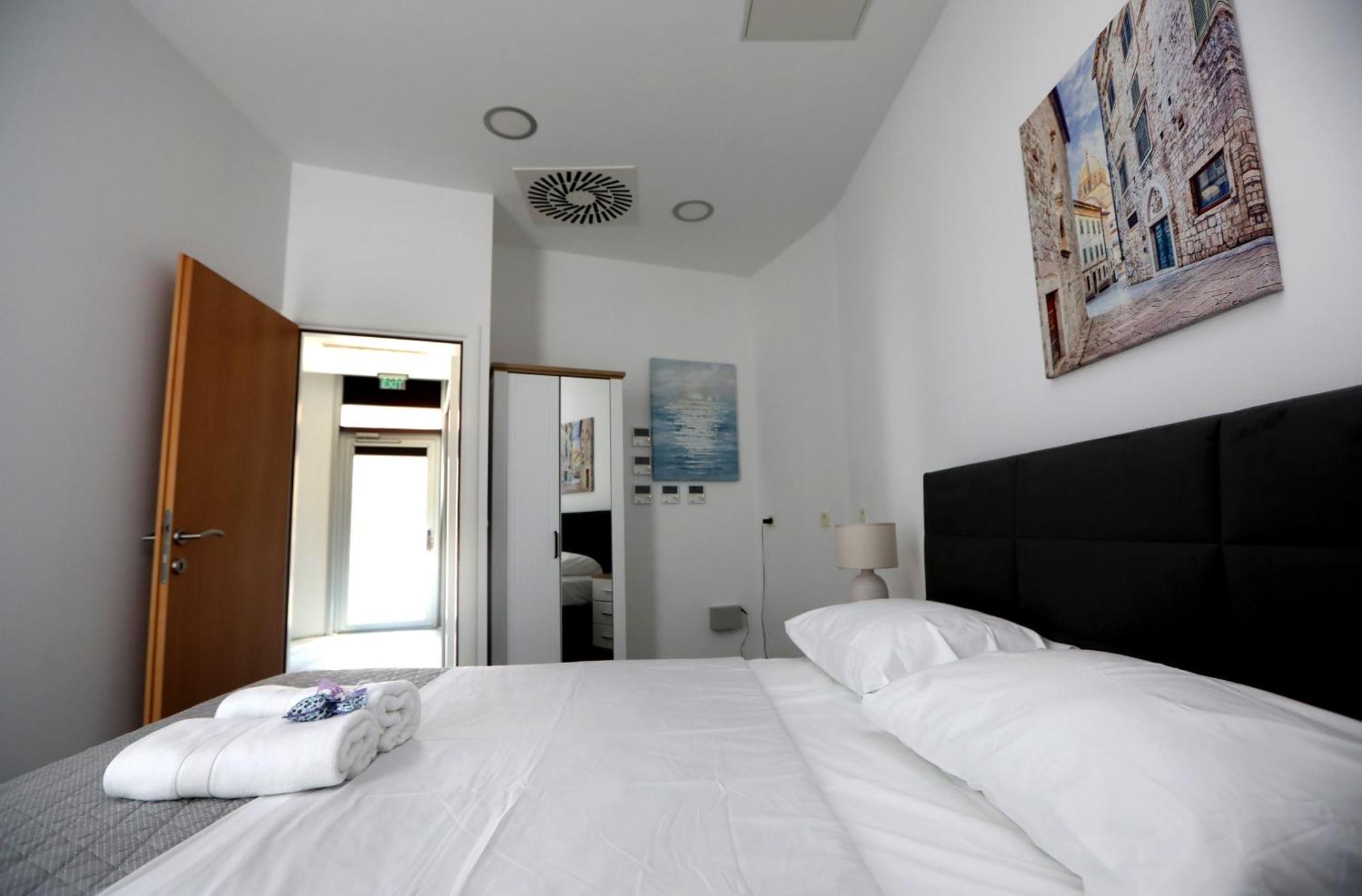 D R Apartments Sibenik Bagian luar foto