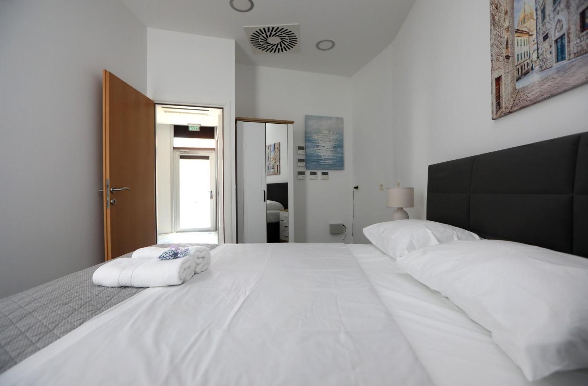D R Apartments Sibenik Bagian luar foto