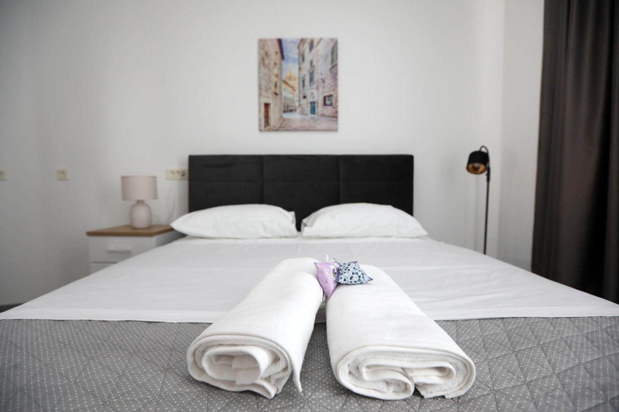 D R Apartments Sibenik Bagian luar foto